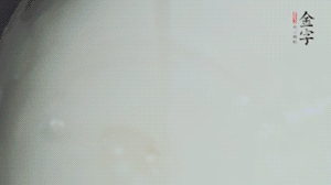 將浸泡了30分鐘的米放入電飯煲中，在水中加入半勺油。