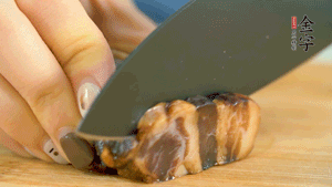 金字風(fēng)味醬肉切成片，上鍋蒸15分鐘。
