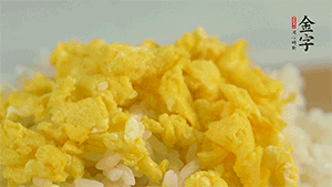 將雞蛋碎、西蘭花碎和放涼的米飯混合，用少許鹽、橄欖油調(diào)味。