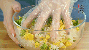 將飯團(tuán)用手搓捏成圓球狀。