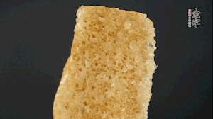 油炸豬皮冷水泡發(fā)，切成菱形。