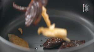 將炒好的食材放進(jìn)砂鍋，加水沒(méi)過(guò)。