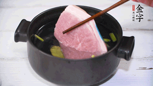 整塊豬肉，加蔥、姜片、料酒焯水。