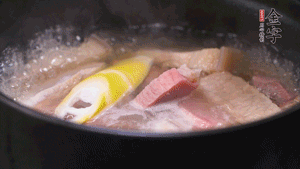 火肉、豬肉加料酒、清水大火煮開后，加入春筍小火慢燉40分鐘，出鍋前撒蔥花即可。