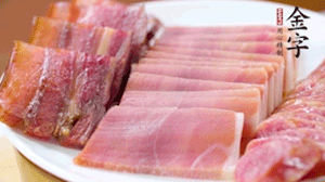 擺盤后鋪上老豆腐，淋點(diǎn)料酒，灑點(diǎn)白糖上鍋蒸20分鐘。