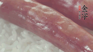 關(guān)上蓋子，煮到米飯露出時(shí)。