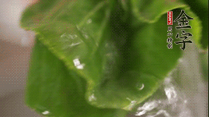 小青菜從根部掰開，分別洗凈。