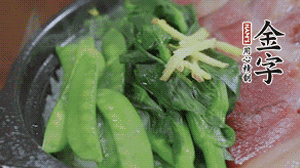 燜好的米飯開蓋，放入菜心、荷蘭豆，澆上調(diào)味汁拌勻。