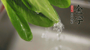 燒一鍋開水，滴一點(diǎn)油，水開后汆燙青菜至斷生即可。
