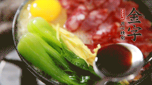 小火繼續(xù)燜，聞到米飯焦香關(guān)火繼續(xù)燜2分鐘。（微微的火力讓米飯和香腸融為一體，滋味互相滲透，又不至于讓米飯成熟太快而導(dǎo)致煳底。）