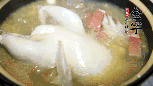 煮沸時(shí)加入蟲草花、香菇、紅棗，以料酒調(diào)味繼續(xù)小火燉煮1小時(shí)左右。