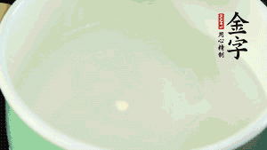 鍋中盛涼水，放入汆燙好的鴿子、火腿片、生姜片。