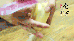 將食材洗凈，茄子、土豆切滾刀塊。