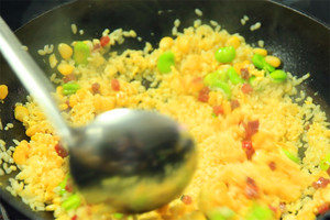 然后加入炒好的食材混合均勻，炒熟即可。出鍋前加少許黑胡椒、鹽和蔥花就可以啦?。?！