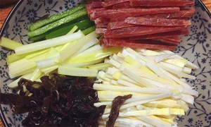 黑木耳泡發(fā)，黑木耳、韭黃、雷筍、青椒切成絲。