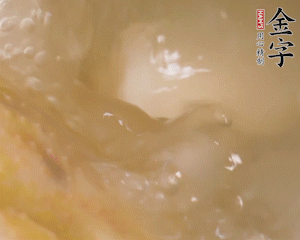 沸騰后撈出蔥結(jié)，小火燉45分鐘，加山藥再燉15分鐘。