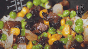 出鍋前加蠔油、生抽調(diào)味，撒點(diǎn)熟白芝麻即可。
