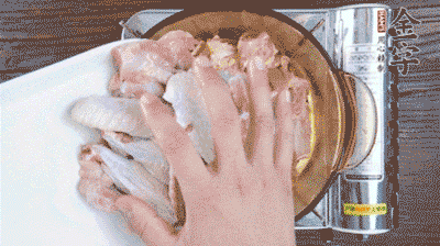 加料酒、蔥姜焯水2分鐘，清洗備用。