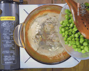 豌豆粒焯水30秒，過涼水。
