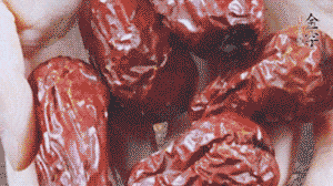 紅棗洗凈，對(duì)半剪開(kāi)。