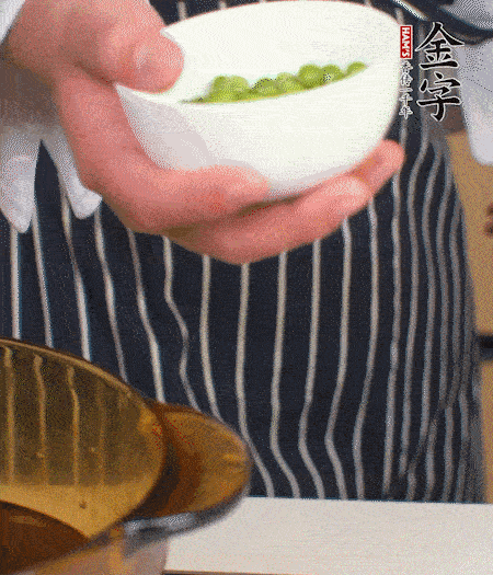 胡蘿卜、豌豆和干花菇焯水。