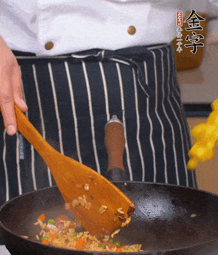 加咖喱塊、少許鹽、白糖調(diào)味，炒至咖喱塊融化后，倒米飯，翻炒至每粒米飯都包裹上咖喱，再放黃椒、青椒粒，出鍋前加菠蘿粒和小蔥翻拌均勻。