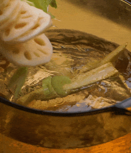 把玉米筍（對半切開）、西芹（切斜片）、蓮藕（切片），放入開水鍋內(nèi)，加點少許鹽、油，汆燙2分鐘。