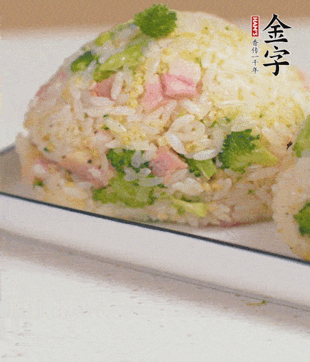 拌好的飯攥成飯團。