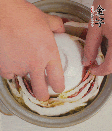 寬度剛好是鍋的高度?？垡粋€(gè)小碗更有助于幫助造型。