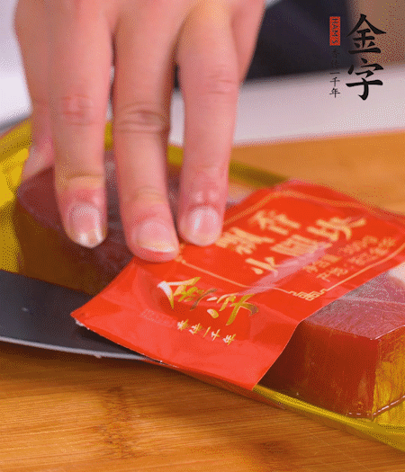 金字火腿切片，生姜切絲，蔥白切末。