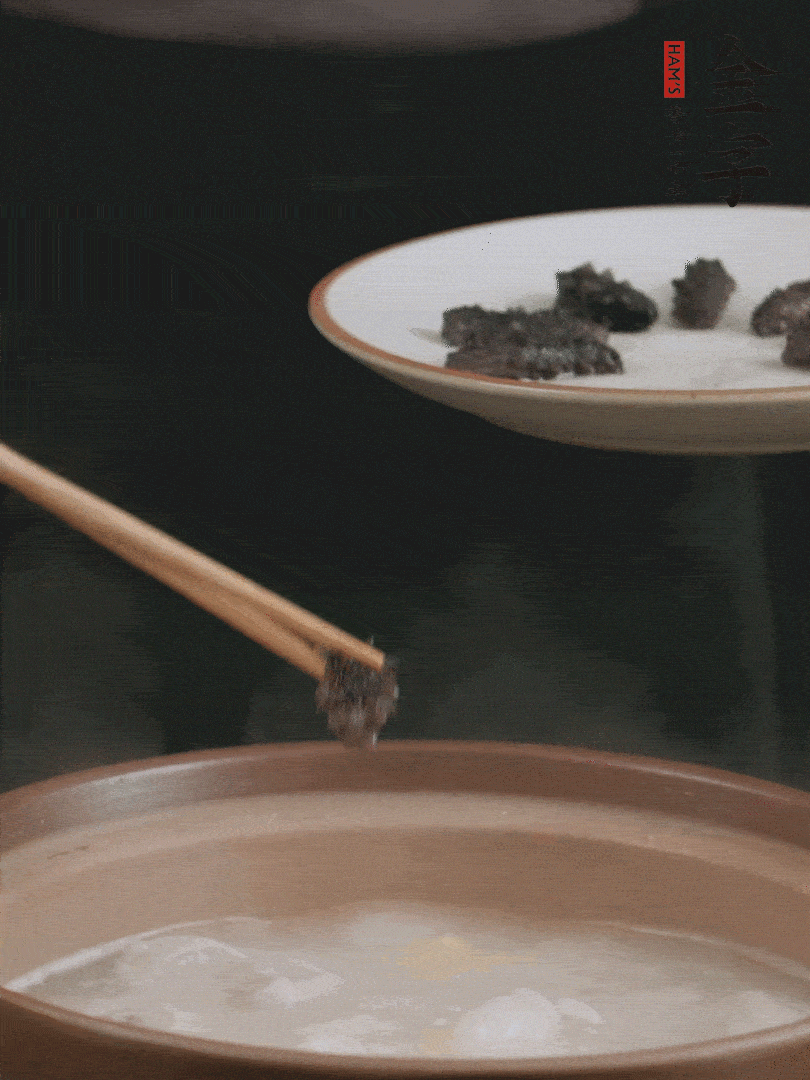 期間雞湯燉到80分鐘時，加小海參再燉10分鐘。