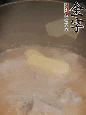 排骨洗凈，加生姜、黃酒焯水，溫水洗凈備用。