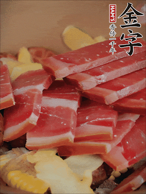 除鮑魚外的所有材料放進(jìn)鍋里，加清水、姜、黃酒，大火燒開，轉(zhuǎn)小火煲90分鐘。