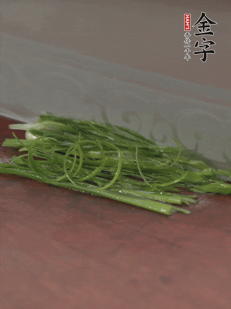 生姜切薄片，紅椒切細(xì)絲，小蔥蔥綠切細(xì)絲，泡入冰水中保持新鮮。