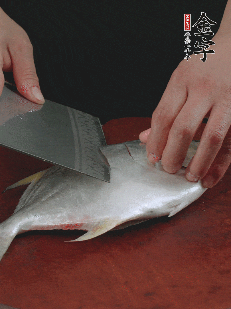 處理干凈銀鯧魚(yú)1條，表面斜刀切出花刀。