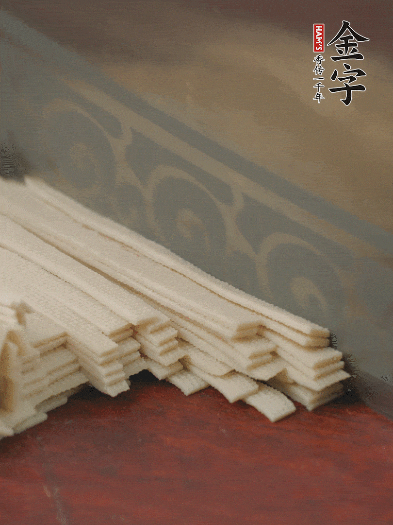 燉火腿期間，千張切細絲，白蘿卜去皮切細絲，蒜葉切細丁。