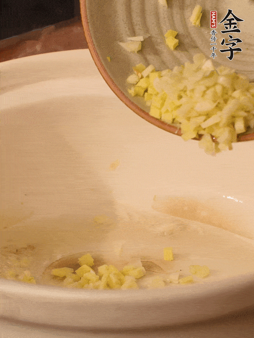 熱油下鍋，姜爆香。下冬瓜略微翻炒。