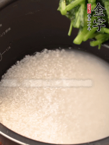 茼蒿、香腸放入浸泡好的大米，水沒過大米半指煮熟。