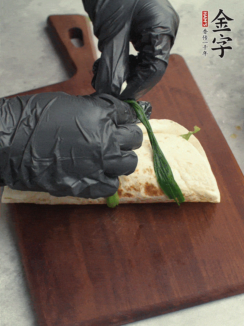 用焯過水的小蔥打結(jié)。