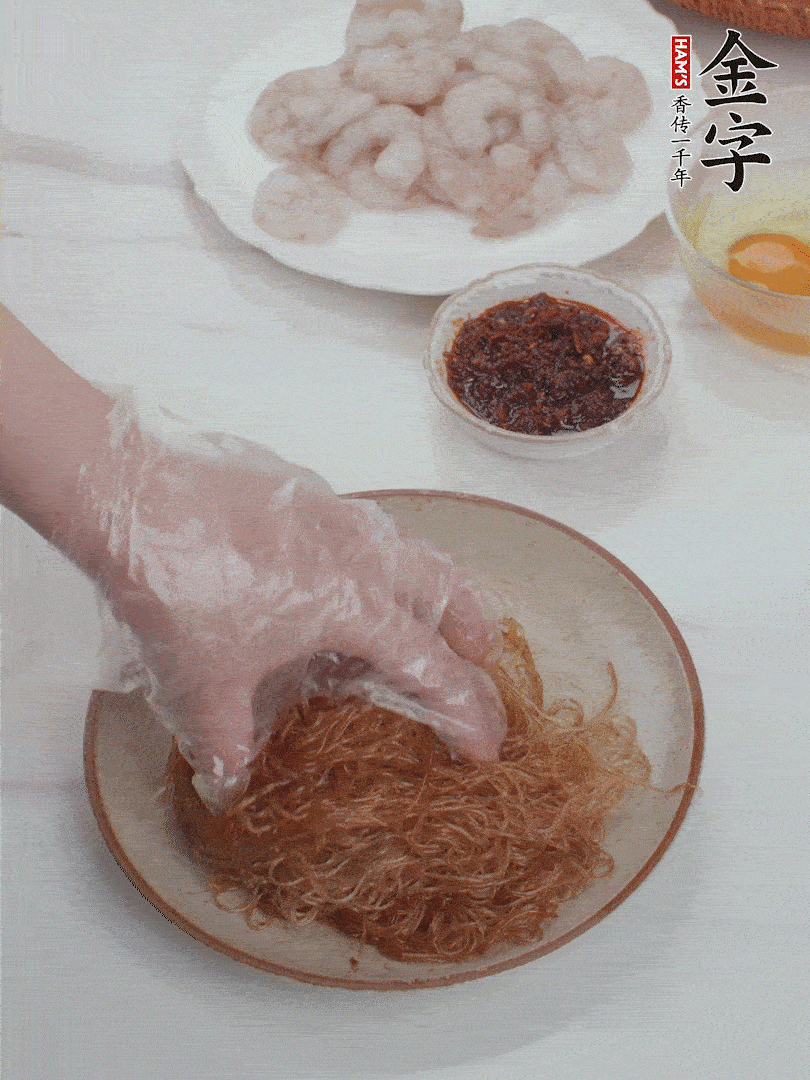 粉絲泡軟后，入沸水煮10秒，撈出后加1/2勺老抽、1/2勺食用油挑松。