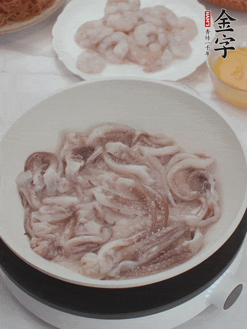 蝦仁、魷魚滑油，蛋液炒制半熟。