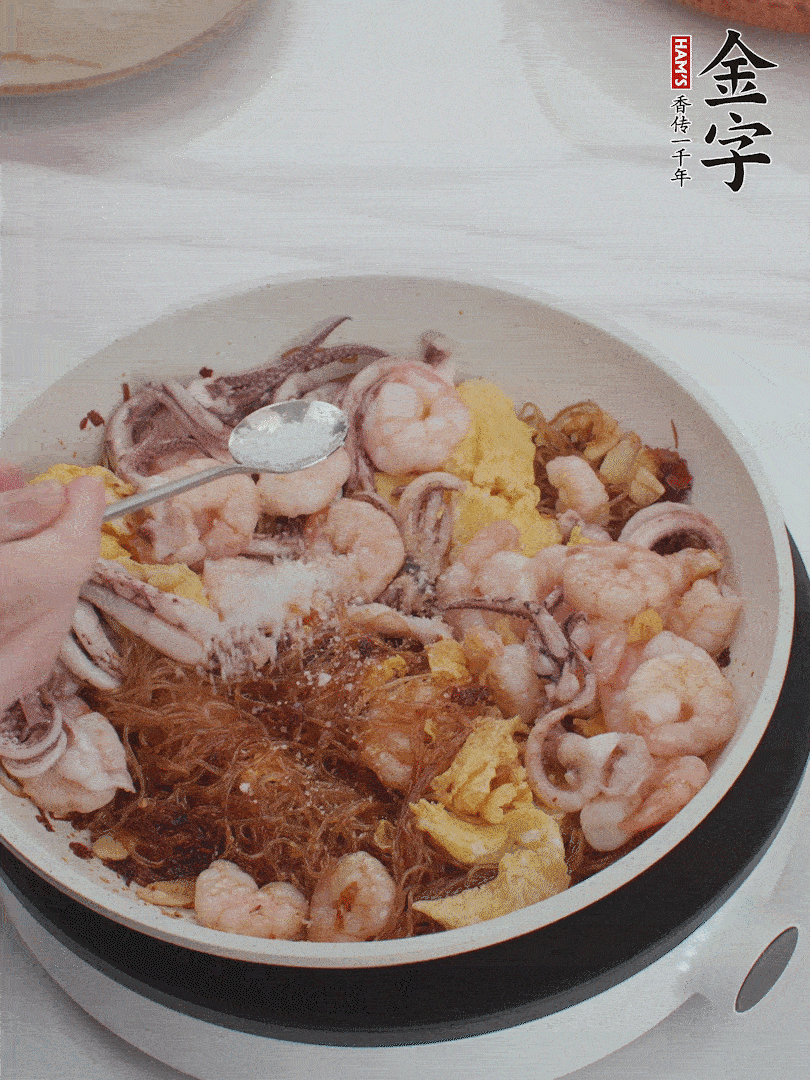 加雞蛋，蝦仁，魷魚混合。