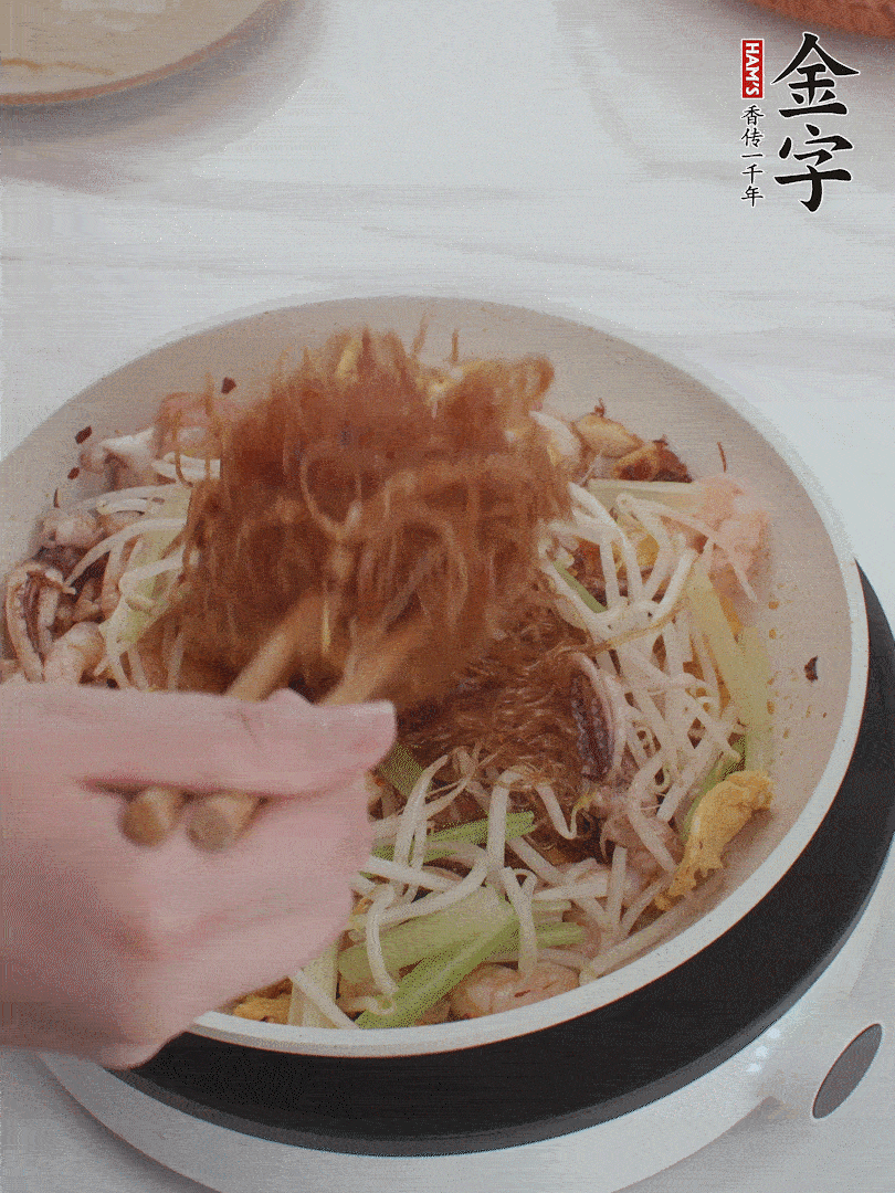 放焯好水的香芹、豆芽翻炒挑松。