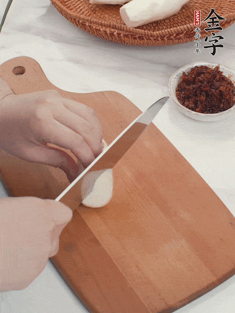 茭白剝殼，洗凈后切滾刀塊。