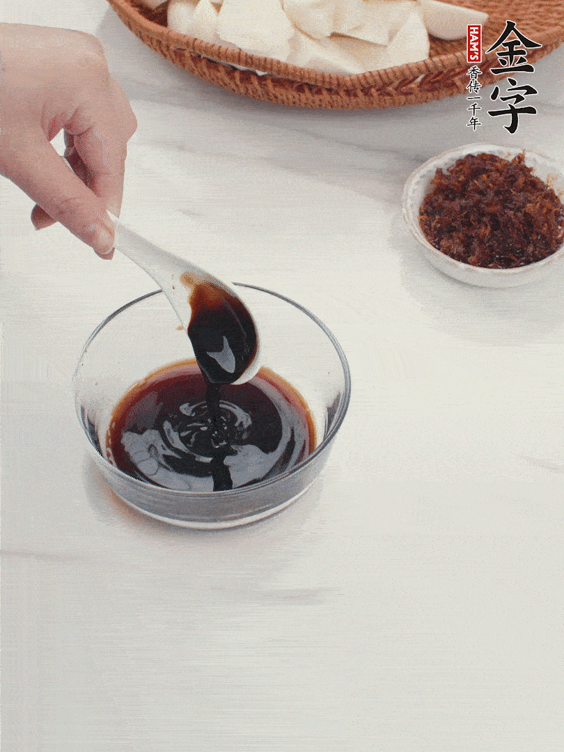 將生抽、老抽、黃酒和白砂糖在小碗里調(diào)成味汁。