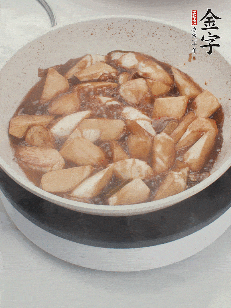 待茭白煸到微微發(fā)黃加入調(diào)好的味汁翻炒。加一小碗清水蓋蓋子燜3-4分鐘。