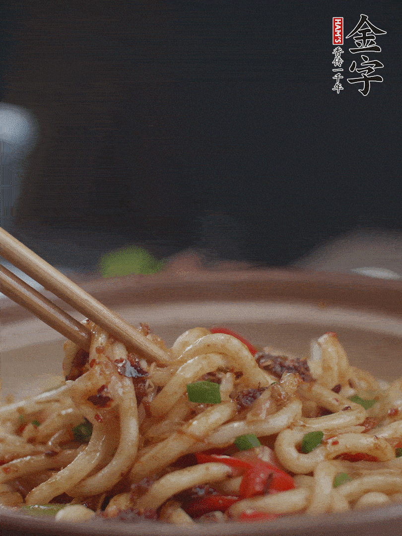 一小撮鹽調(diào)味。最后可以點(diǎn)綴香蔥段。