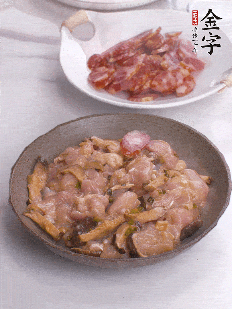 腌制后，雞肉中加淀粉1勺，頂部碼上香腸片。