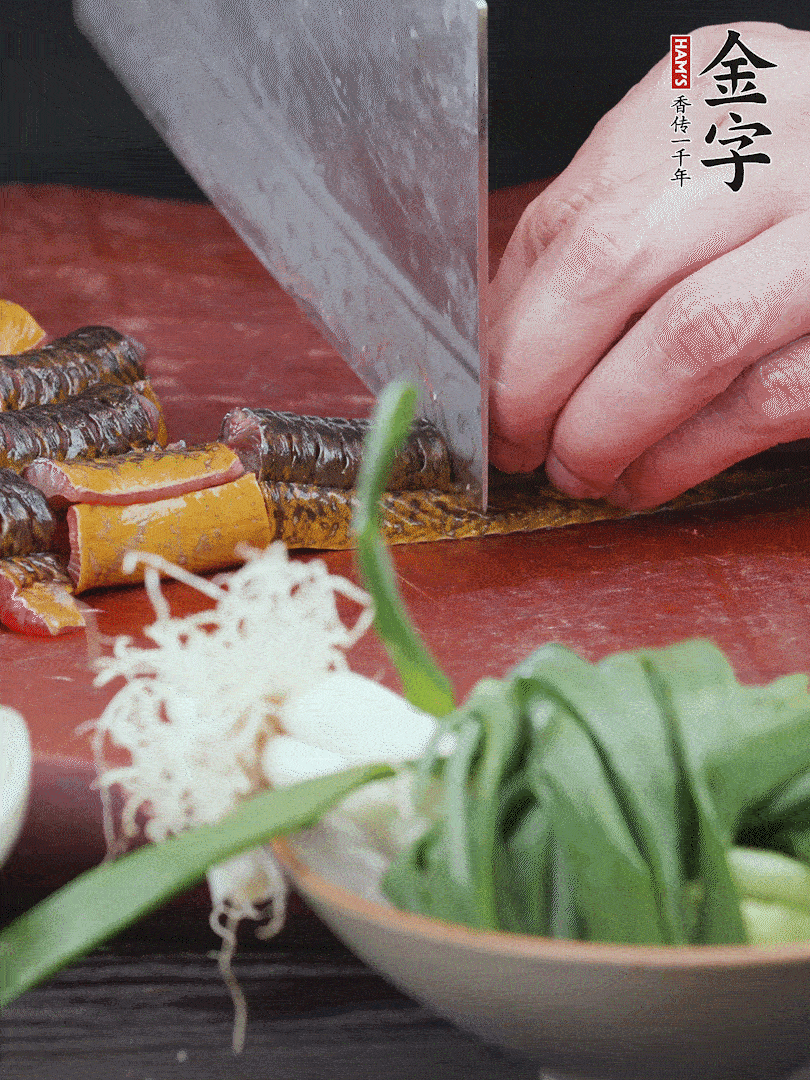 黃鱔去內(nèi)臟洗凈，切花刀斬段。沸水下鍋，加黃酒焯水去血沫。