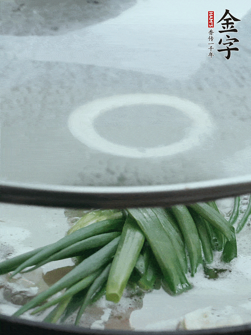 加蔥結(jié)去腥，大火開(kāi)后中火燒20分鐘。